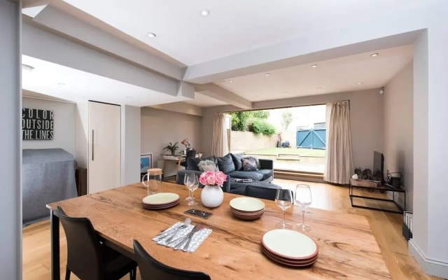 Stylish 1BR Garden Flat next to Emirates Stadium