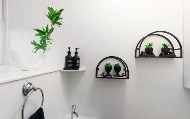 Apartment - Sleeps 4 - Business or City Breaks