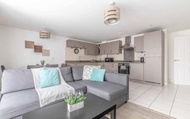 2 Bed & 2 Bath Cosy Apartment Slough- Free Parking