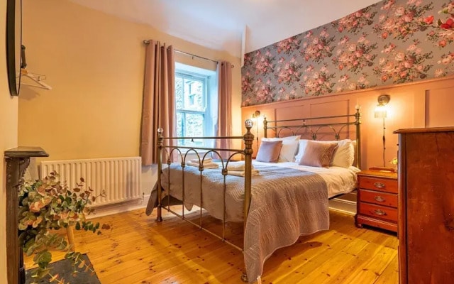 Holiday Home in Heart of Tideswell, No Deposit