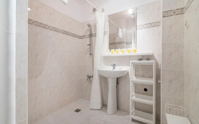 Metro Wilanowska 3-Bedroom Apartment
