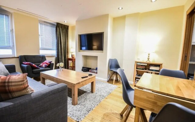 2-bedroom Tower Bridge Apartment Private Terrace for 6, London
