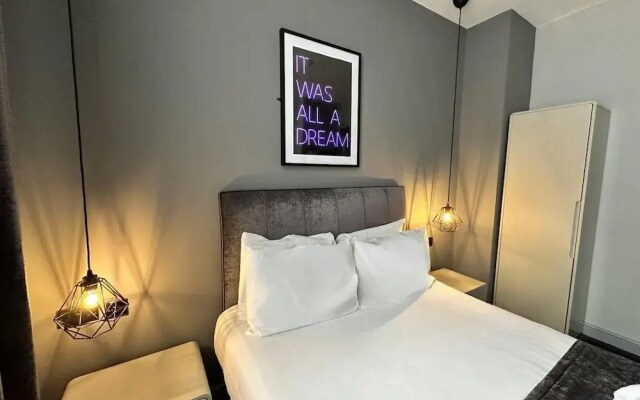 Hotel 105 by Hillcrest Hotel