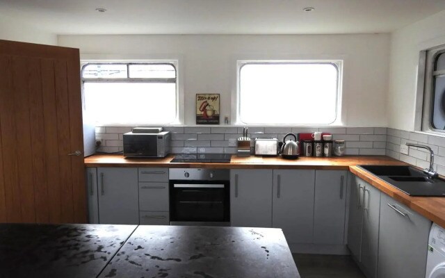 Luxury Waterfront Houseboat - Perfect for Large Groups