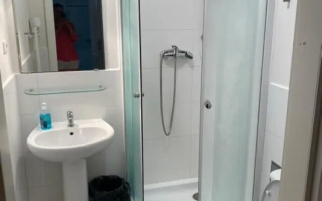 3 Bed Flat - Sleeps 10 - Pets - Smoking - Parking