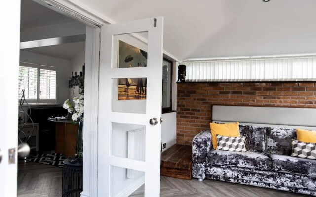 3 Bed House - Sleeps 6 - Garden - Parking - Wifi