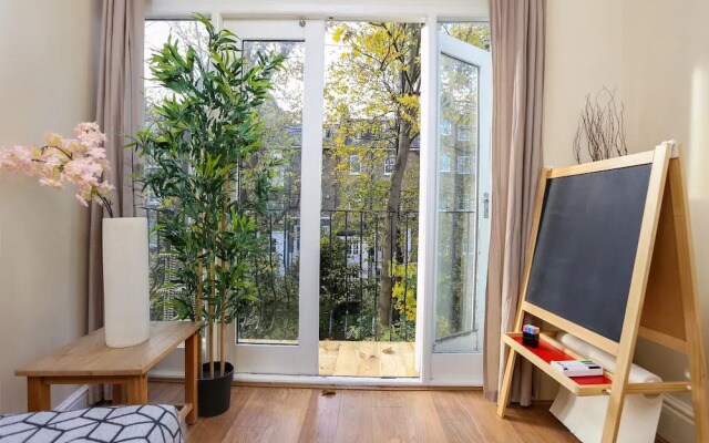 3 Bed Kensington Apartment with Balcony