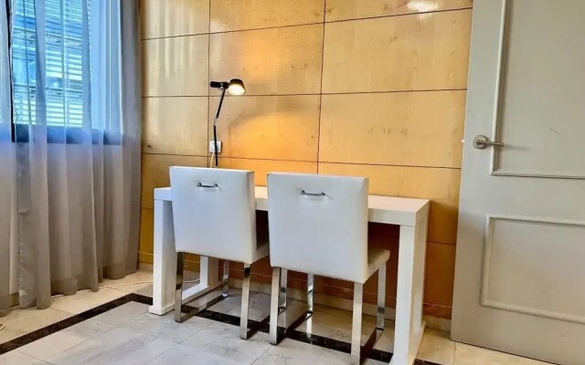 Engracia Square 1-bedroom Apartment in Chamber