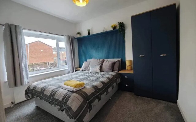 3 Bed House - Sleeps 7 - Garden - Parking - Wifi