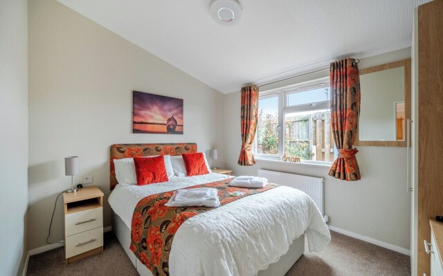 2 Bed Cabin - Sleeps 4 - Pets - 5 min to Beach