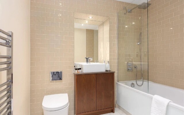 Lovely 2-Bed/2-Bath Apartment In Lincoln Plaza