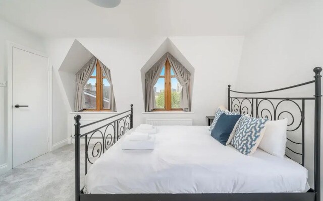 Chic 2BR Battersea Flat - Terrace & Pet-Friendly