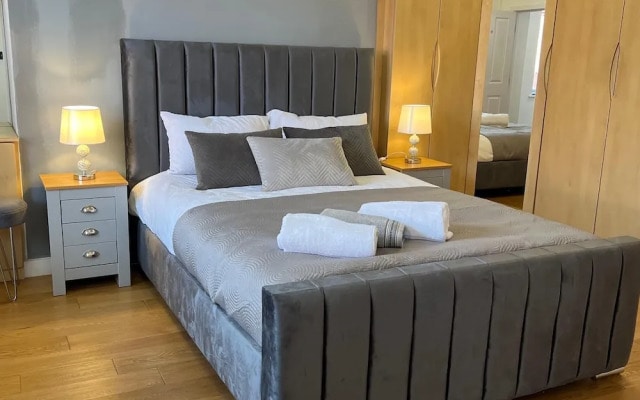 1 Bed Flat - Sleeps 4 - Parking - Wifi