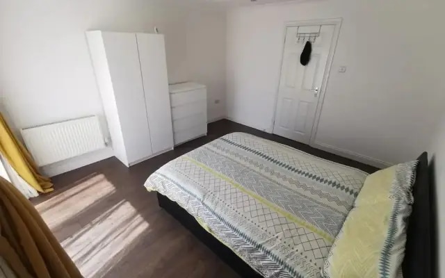 City Apartment Sleeps 4 With Garden