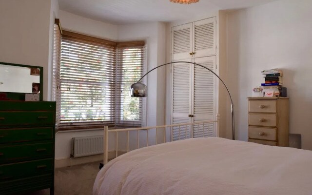 2 Bedroom House in Shepherd's Bush