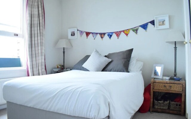 1 Bedroom Chelsea Flat With Balcony