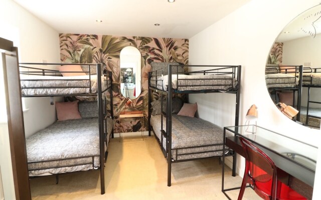 Lincoln 4-beds, Sleeps 13, Hot Tub & Pet Friendly