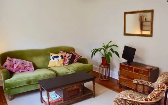 Traditional 2 Bedroom Flat Next to Springfield Park