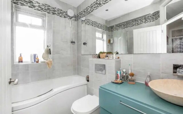 Gorgeous Refurbished 2 Bedroom Apartment With Garden