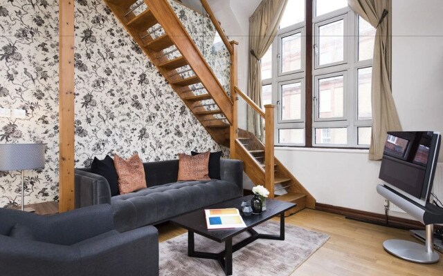Stylish and Quirky 2BR Maisonette in Fulham