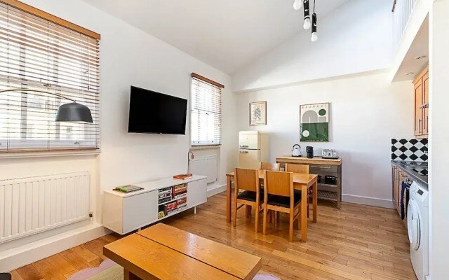 Stylish Chelsea Flat With Luxe Comfort Charm