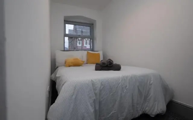 *Central *Studio Flat *Free Parking, Wifi, Netflix