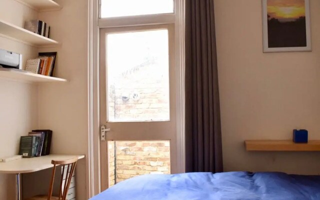 2 Bedroom Flat in Brockley With Garden
