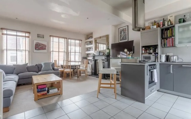 Modern Maisonette Southfields London