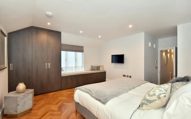 Stunning Mayfair 3 Bed 8 Million Air Conditioned