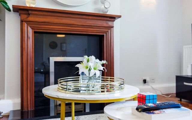 Convenient and Stylish 2-Bed Apartment in Croydon