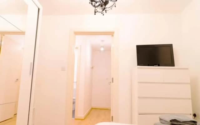 East London 1-bed Apt, Sleeps 2, With Parking