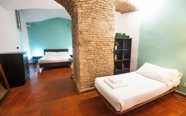 Campo De Fiori Grotto Apartment