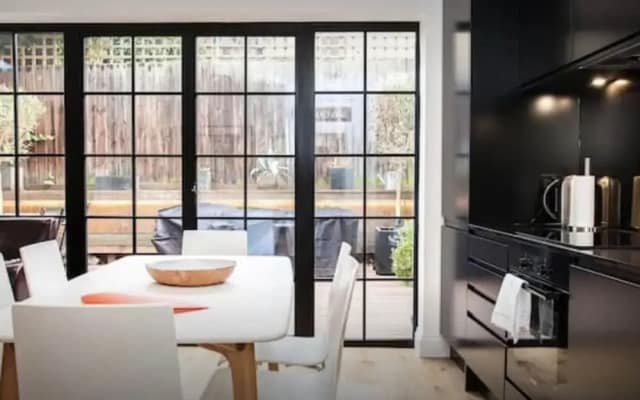 Stylish Newly Refurbished 2 Bedroom Flat With Terrace