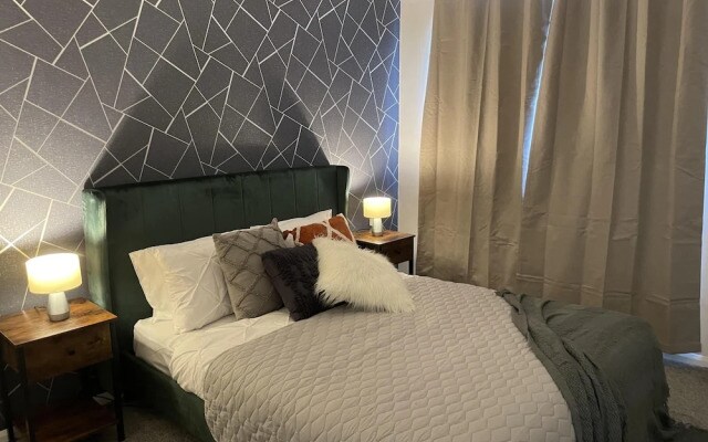 Convenient 3 bd House Salford 7 Guests