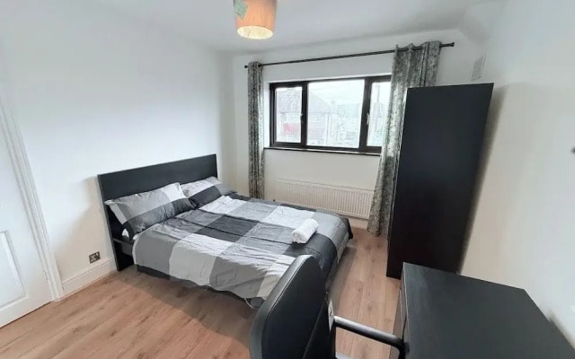 Fountain House-sleeps 5-central Dagenham-parking