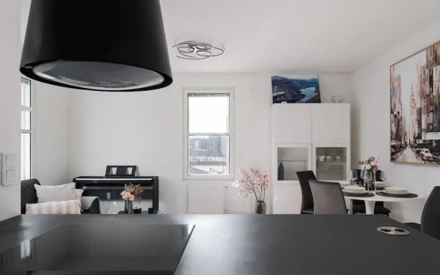 Modern 1BR Apartment with Balcony