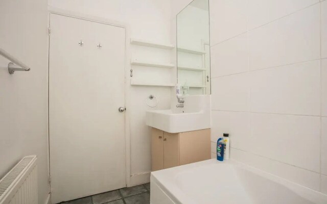 1 Bedroom Flat In Wimbledon With Garden