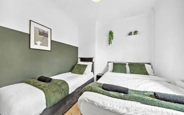 Luxe Stays - Sleeps 7 - Jacuzzi
