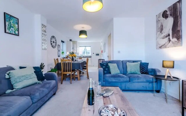 Modern House Ideal for Contractors Sleeps 8