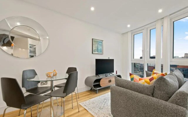 Aldgate Apartment By Mysquare