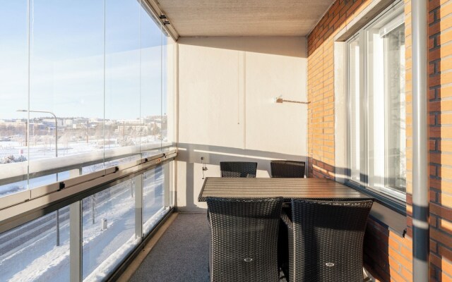 Bright 2BR Apartment with Lake Views