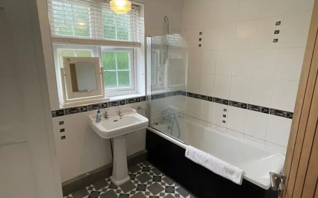 Charming 4-bed House in Sheffield