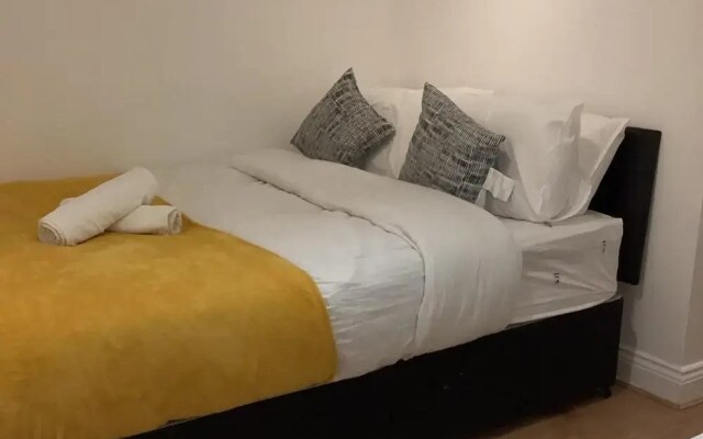 London Heathway Bliss - Spacious 4-bed House