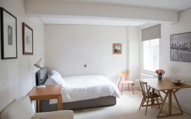 Light and Functional Flat in Chelsea/by Kings Road