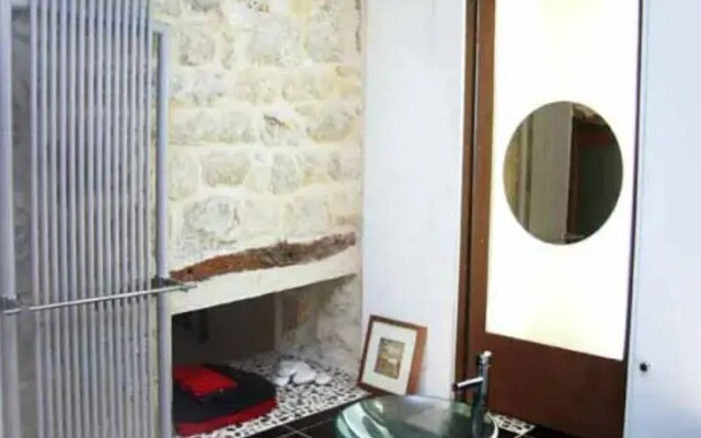Large Marais Studio (321)