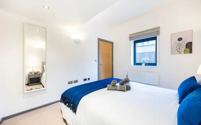 2 Bed 2 Bath Deluxe Flat in Kensington