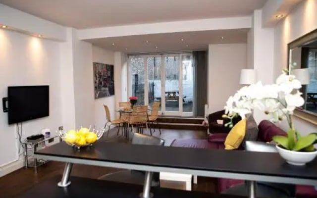 Apt 1, Trafalgar Square (1St Floor)