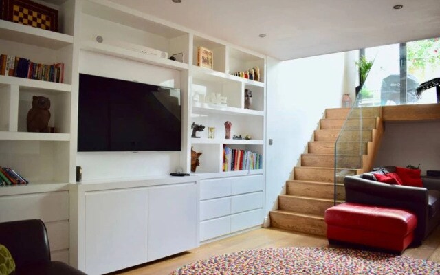 Bright and Modern 5 Bedroom Home With Garden