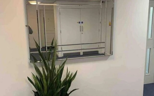 Charming 2-bed Apartment in Slough