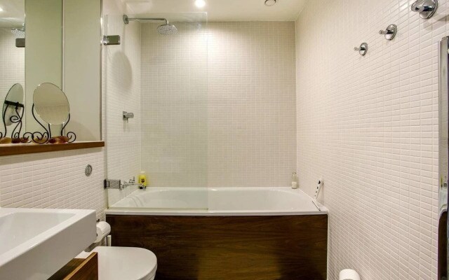 Beautiful Bright 2BR Home W/balcony - 5 Guests!